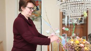 Henkilö asettelee koristeita