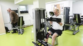 Mies kuntosalilla