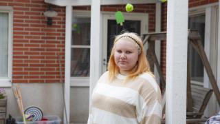 Henkilö Ryhmäkoti Norpan pihalla