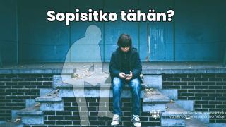 Kuvassa poika istuu yksin käyttämässä kännykkää kiviportailla. Pojan vasemmalla puolella on aikuisen läpinäkyvä hahmo ja ääriviivat. Kuvan ylälaidassa on teksti "Sopisitko tähän?" sekä sen alapuolella "Etsimme tukihenkilöitä lapsille ja nuorille".