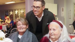 Presidentti Alexander Stubb tervehtii Malminniityn asukasta ja omaista.
