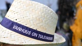 Olkihattu jossa lukee vanhuus on tulevaisuus.